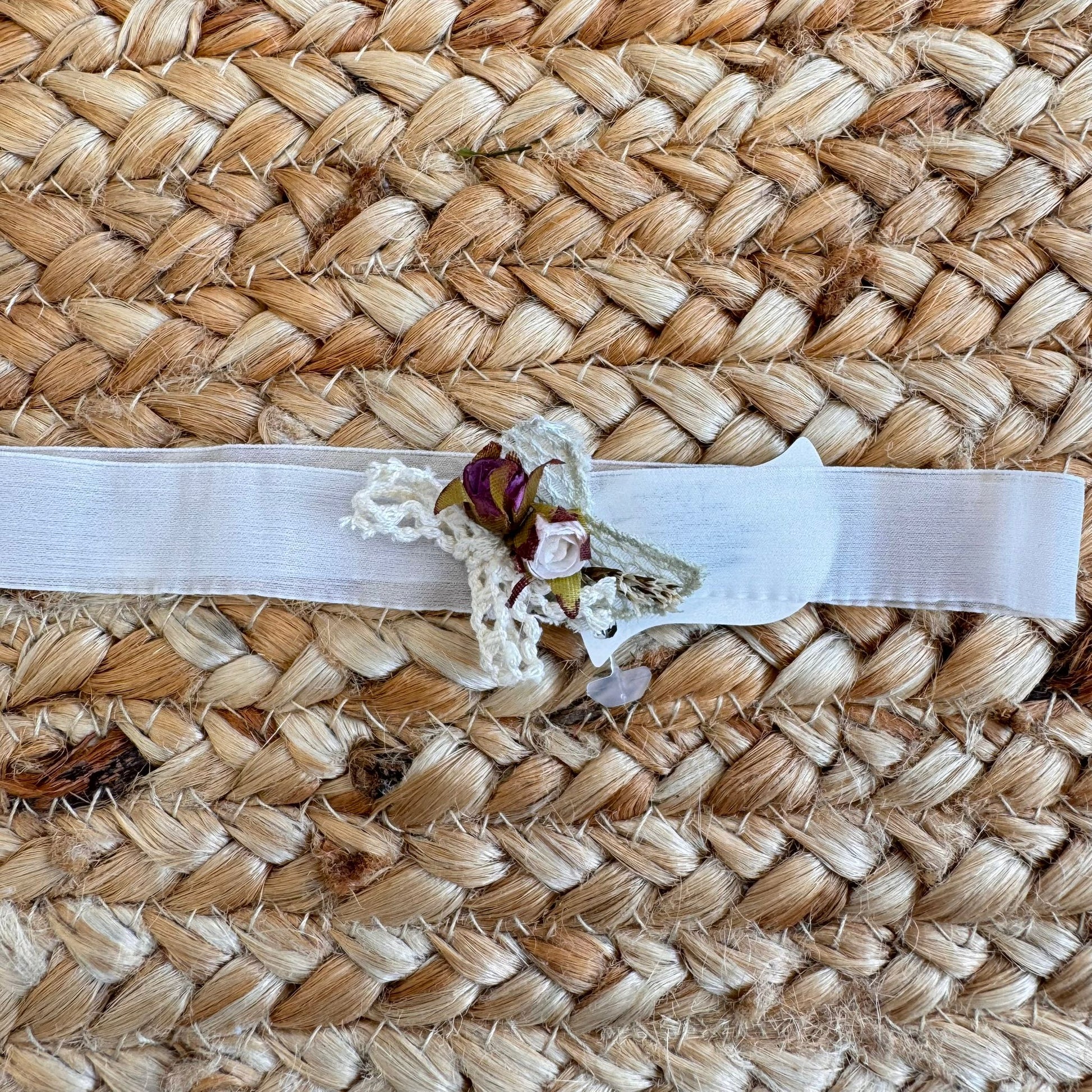 Fascia neonata stile shabby chic con roselline in tessuto e pizzo avorio