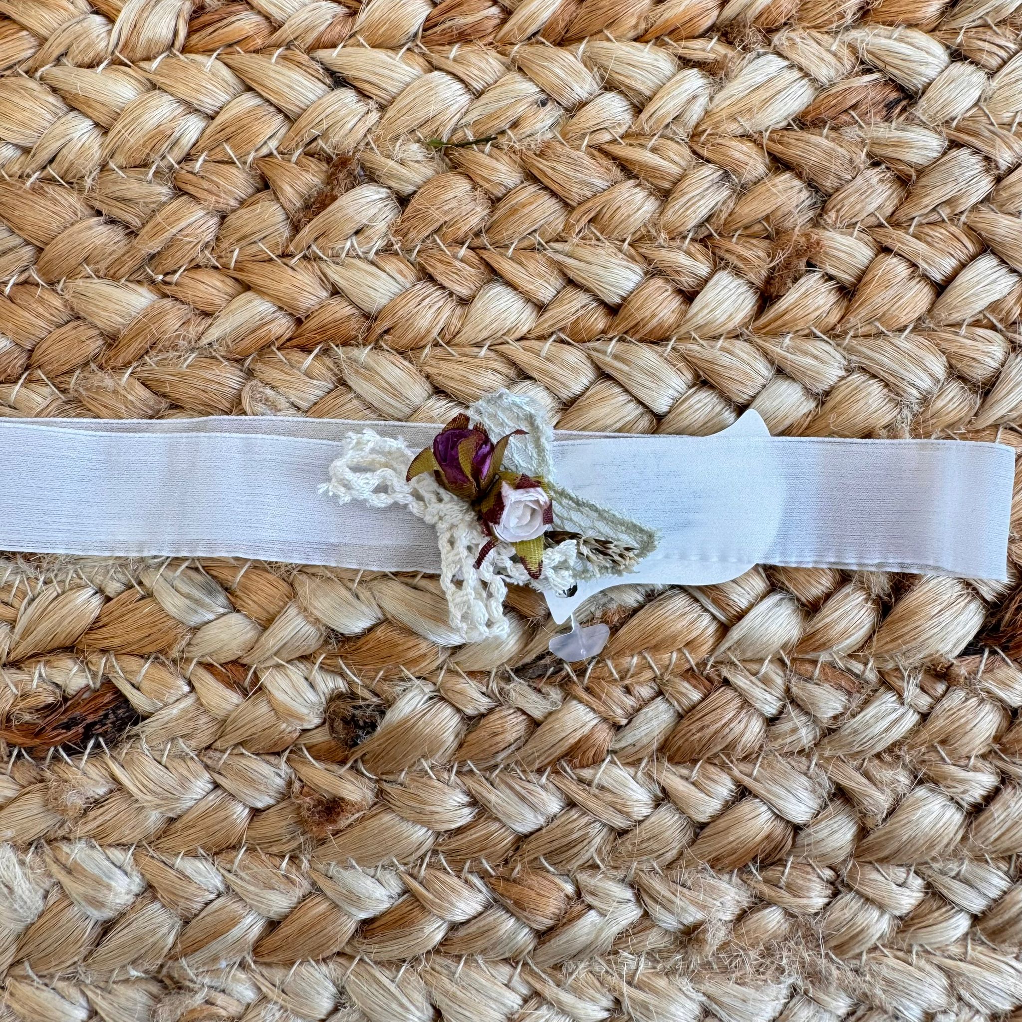 Fascia neonata stile shabby chic con roselline in tessuto e pizzo avorio