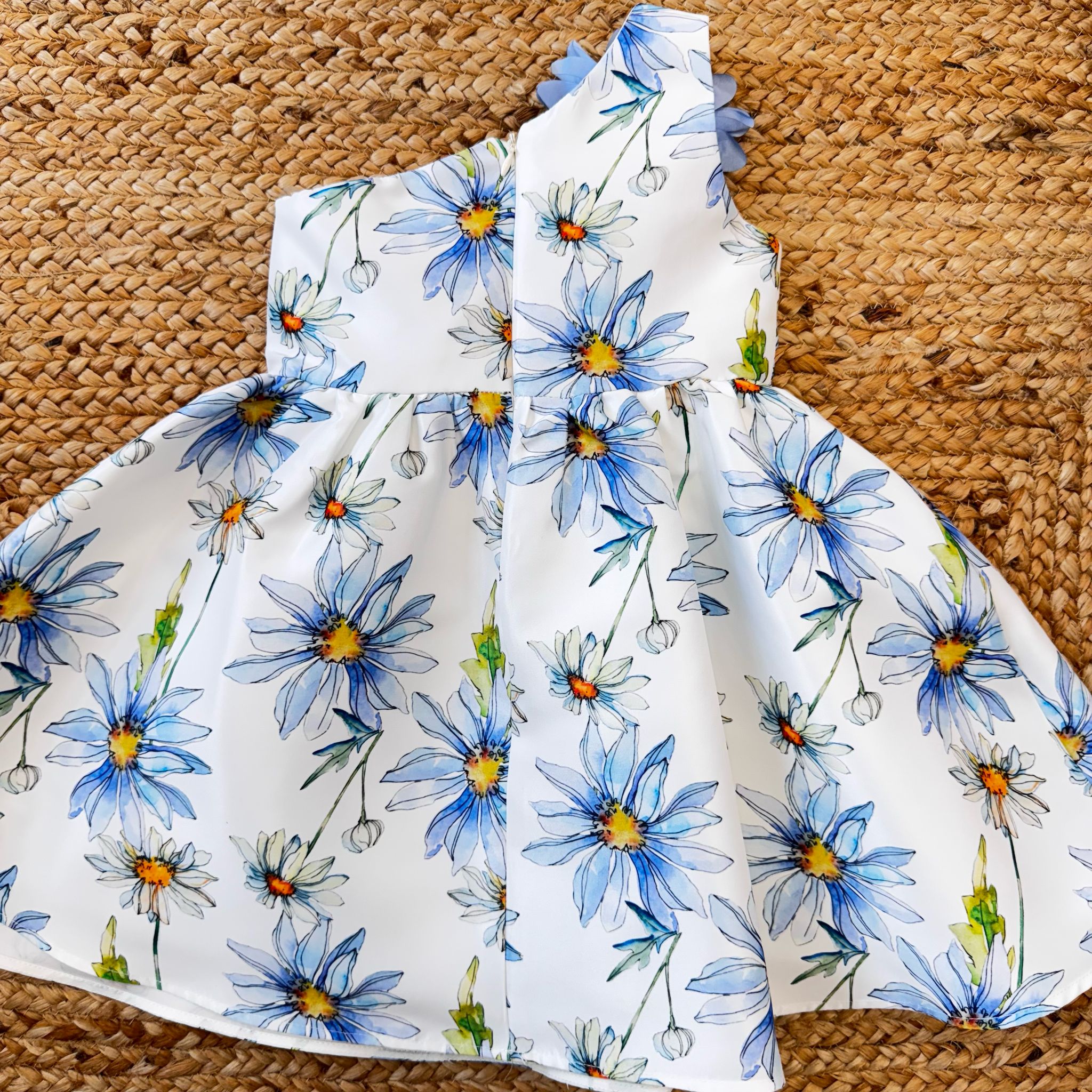 Vestito bambina con fiori azzurri e grande fiore decorativo sulla spalla