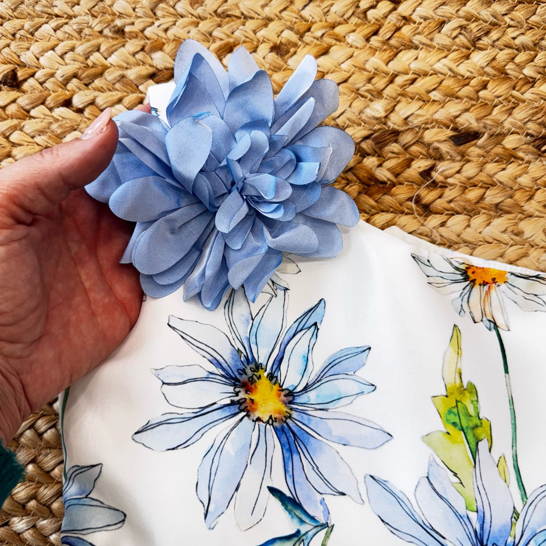 Vestito bambina con fiori azzurri e grande fiore decorativo sulla spalla