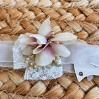 Fascia battesimo neonata con fiore avorio, pistilli dorati e pizzo bianco


