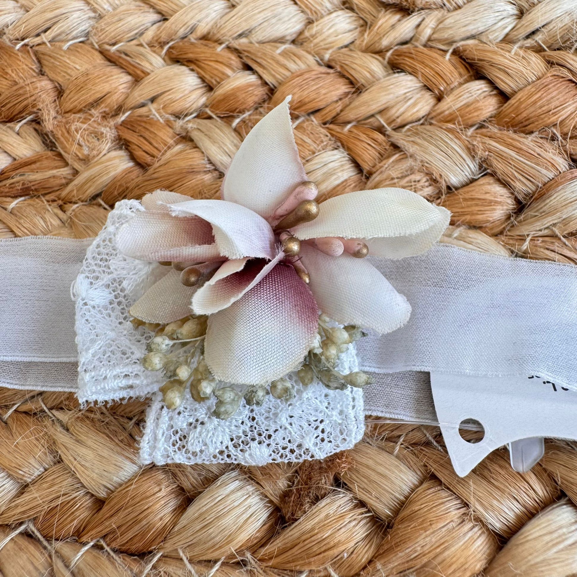 Fascia battesimo neonata con fiore avorio, pistilli dorati e pizzo bianco

