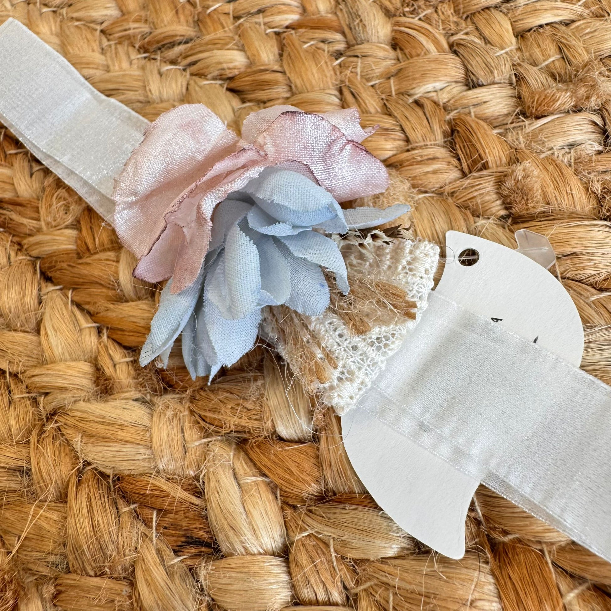 Fascia battesimo neonata rosa e azzurra con fiori in tessuto, pizzo e juta