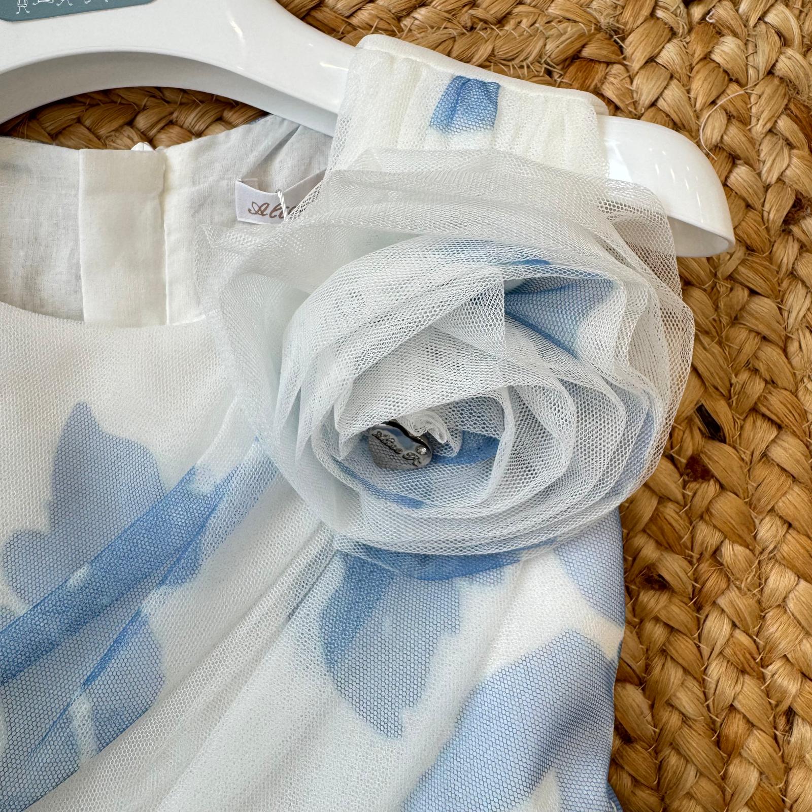 dettaglio fiore spalla abito bambina elegante