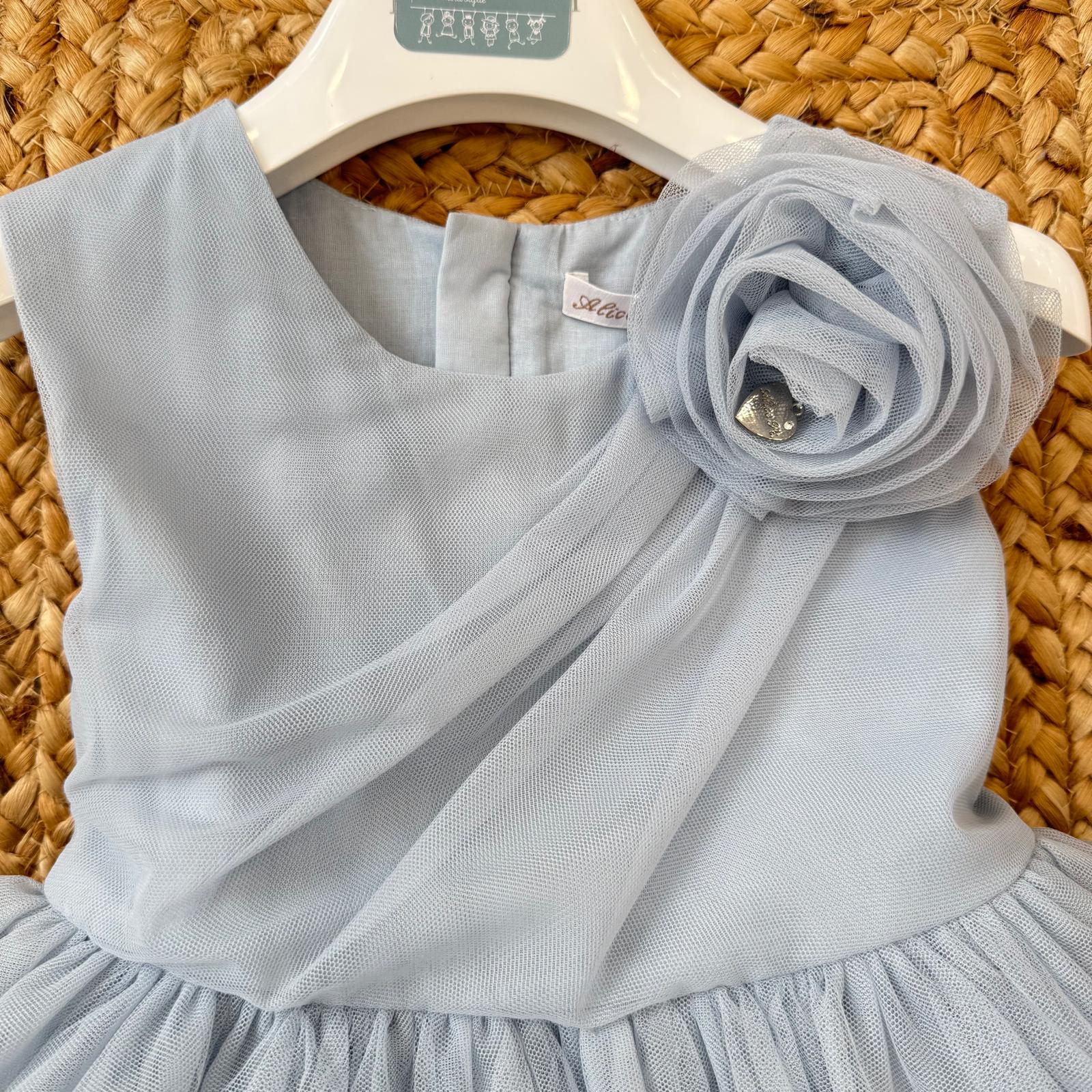 dettaglio fiore spalla vestito bambina elegante