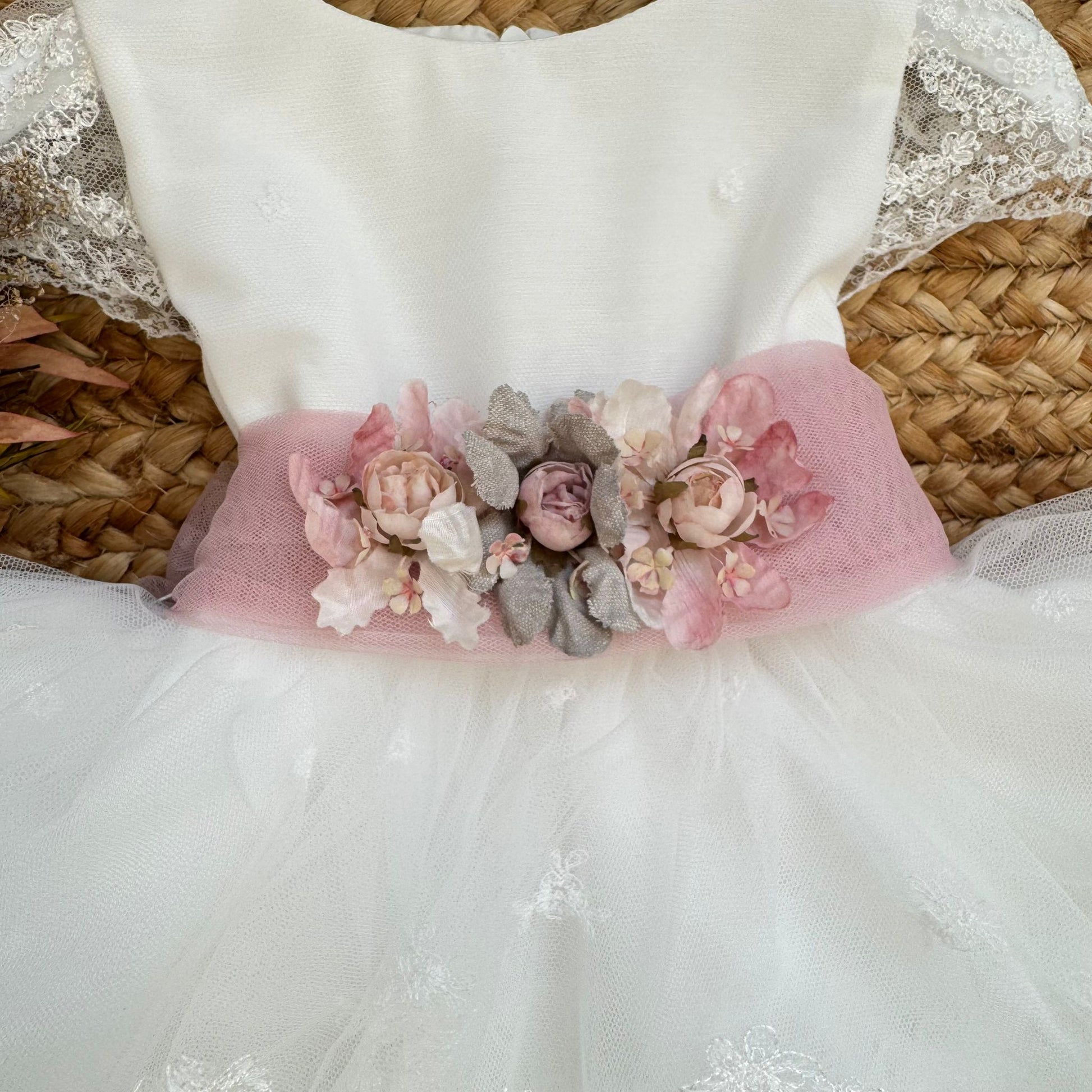 dettaglio cintura floreale abito battesimo bimba