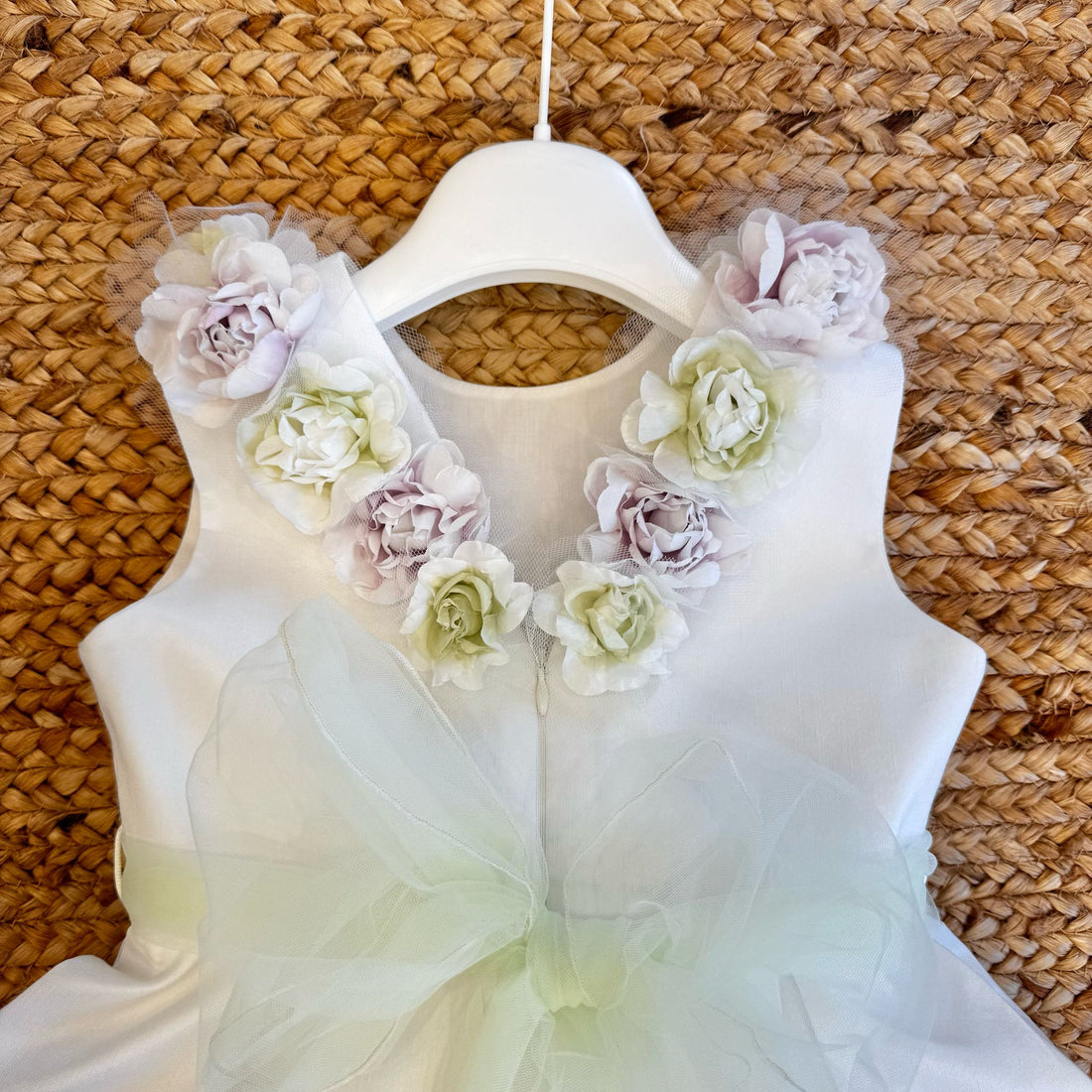 Abito damina shantung con fiori lilla e verde, fiocco in tulle