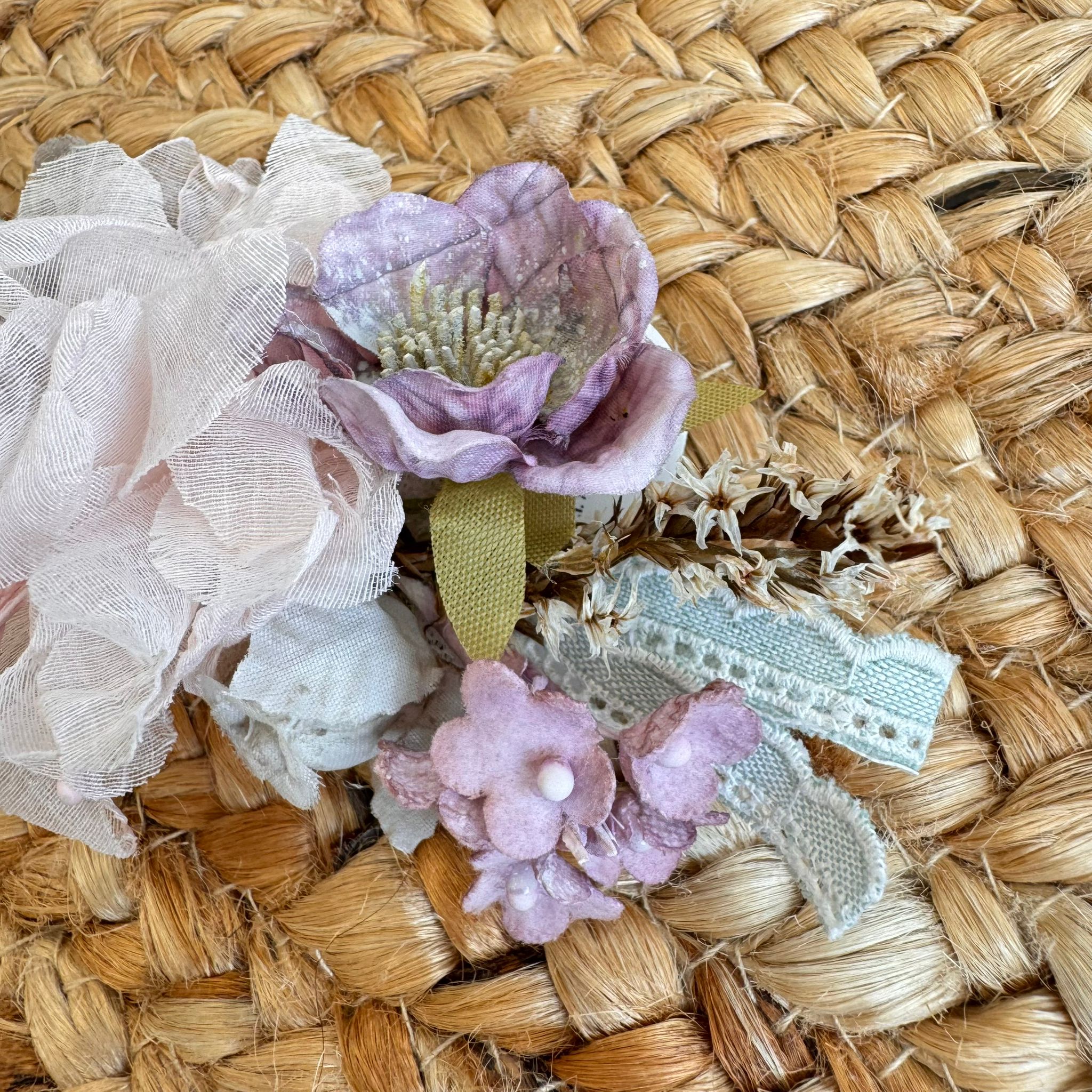 Spilla floreale rosa cipria e malva con fiore in tulle e nastri in pizzo per battesimo bambina
