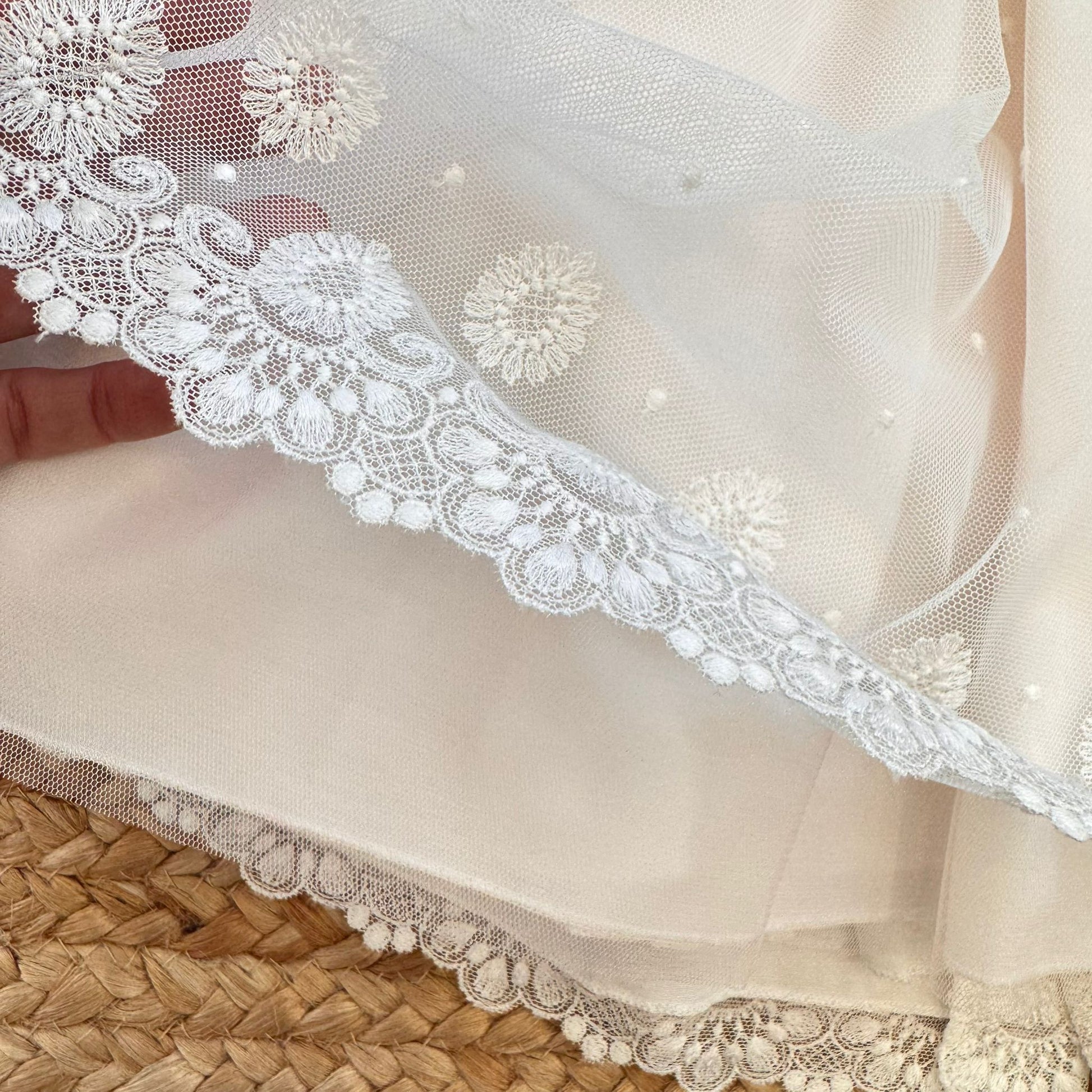 Dettaglio fondo ricamato abito elegante bimba