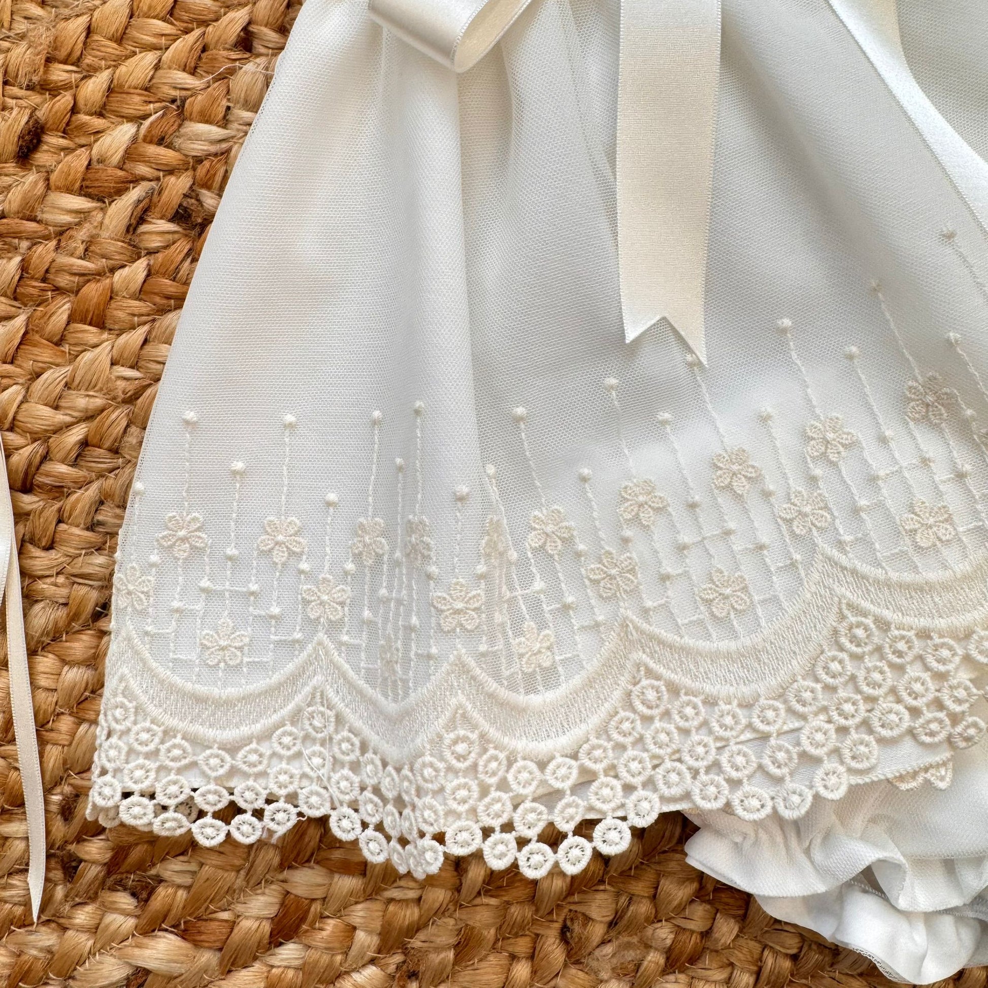 Abito battesimo neonata panna con cuffietta coordinata e fiocco in raso