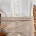 Dettaglio parte frontale completo bimbo con camicia bianca e pantaloncino beige