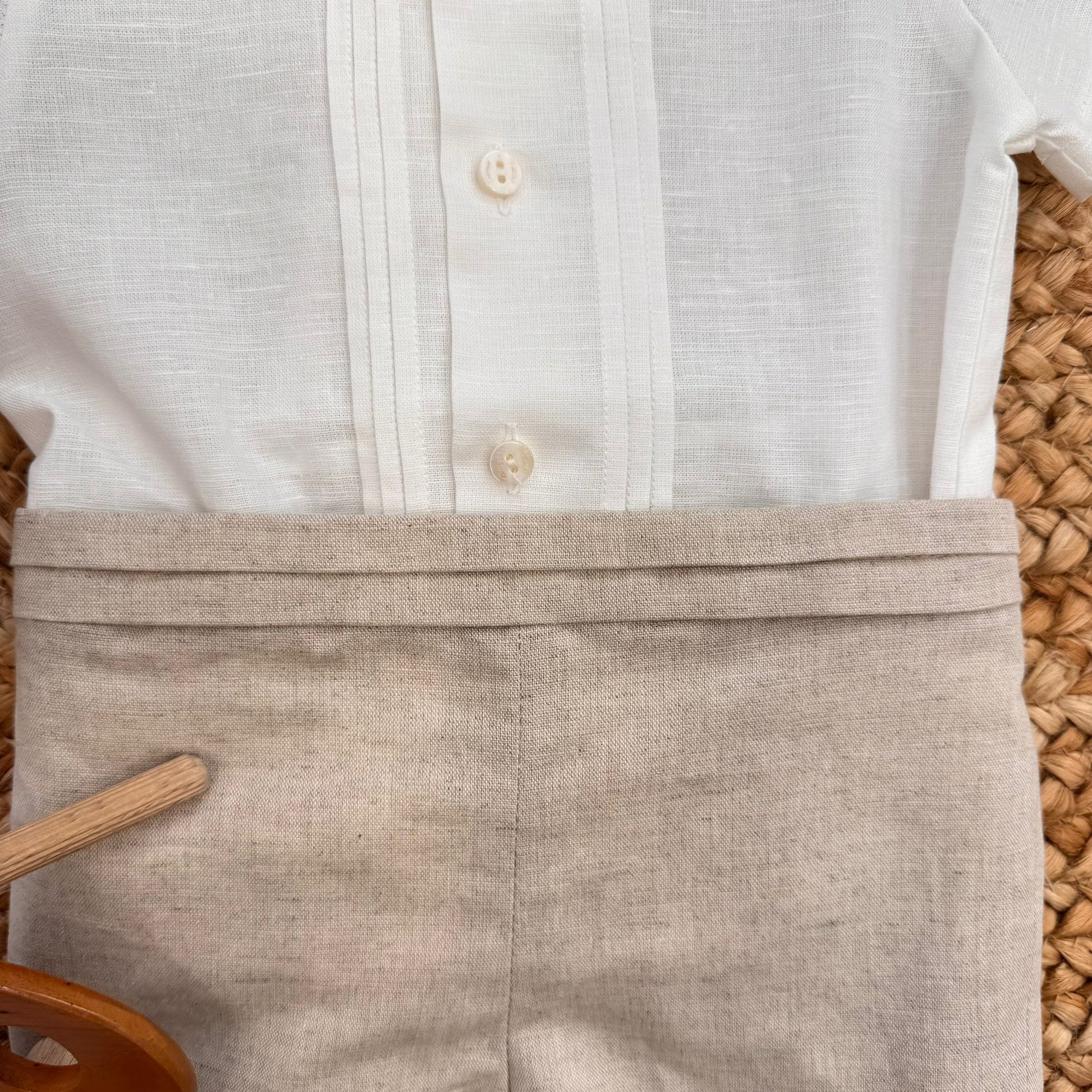 Dettaglio parte frontale completo bimbo con camicia bianca e pantaloncino beige