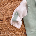 dettaglio gilet azzurro con papillon e pochette bimbo