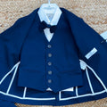 dettaglio gilet bambino blu con papillon