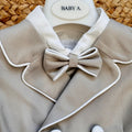 dettaglio gilet doppiopetto beige con bottoni rivestiti