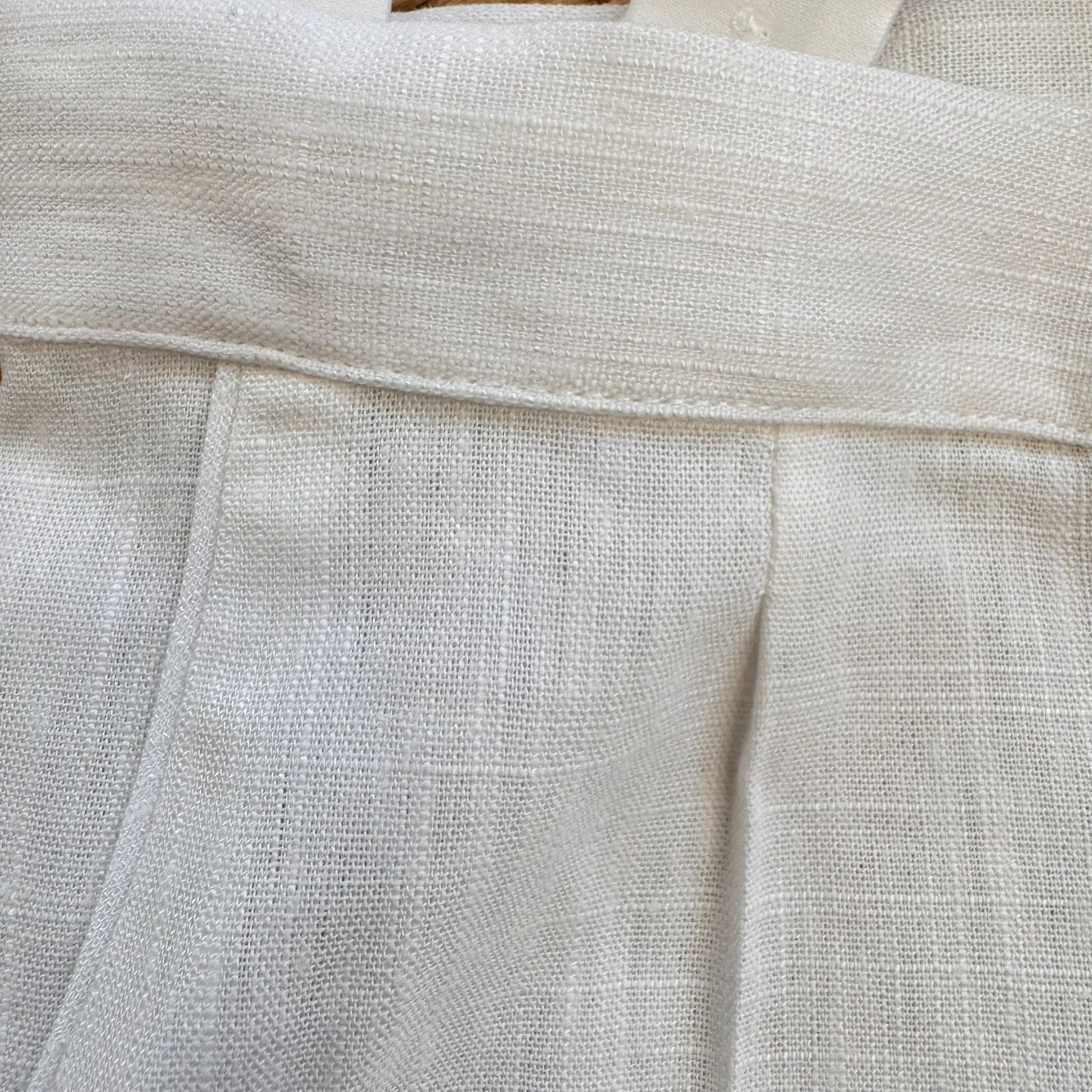 dettaglio gilet panna bimbo elegante con papillon beige