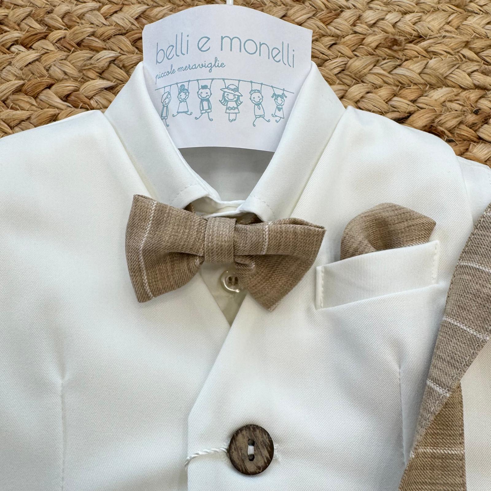 dettaglio gilet panna con bottoni effetto legno