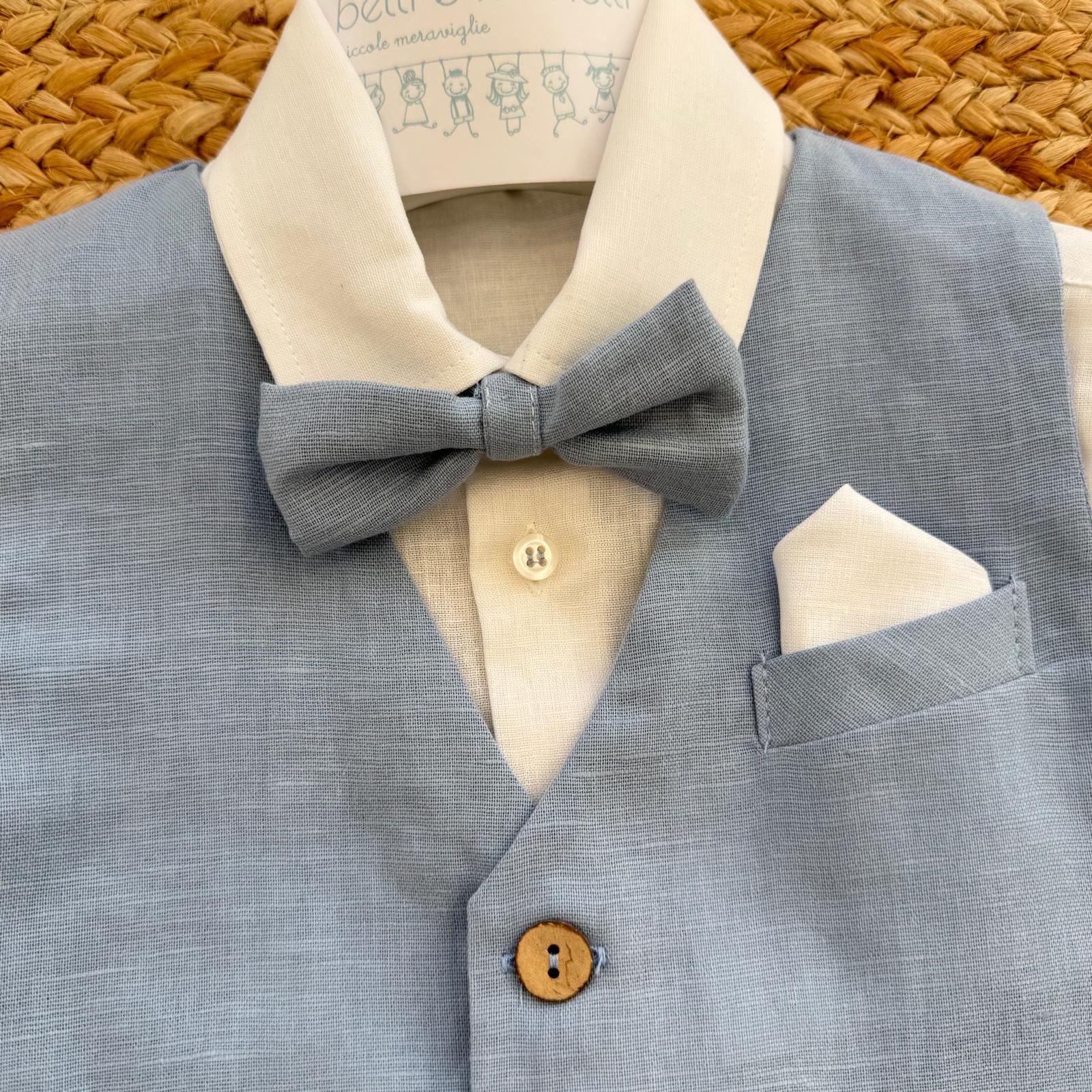 dettaglio gilet azzurro con papillon e pochette bimbo
