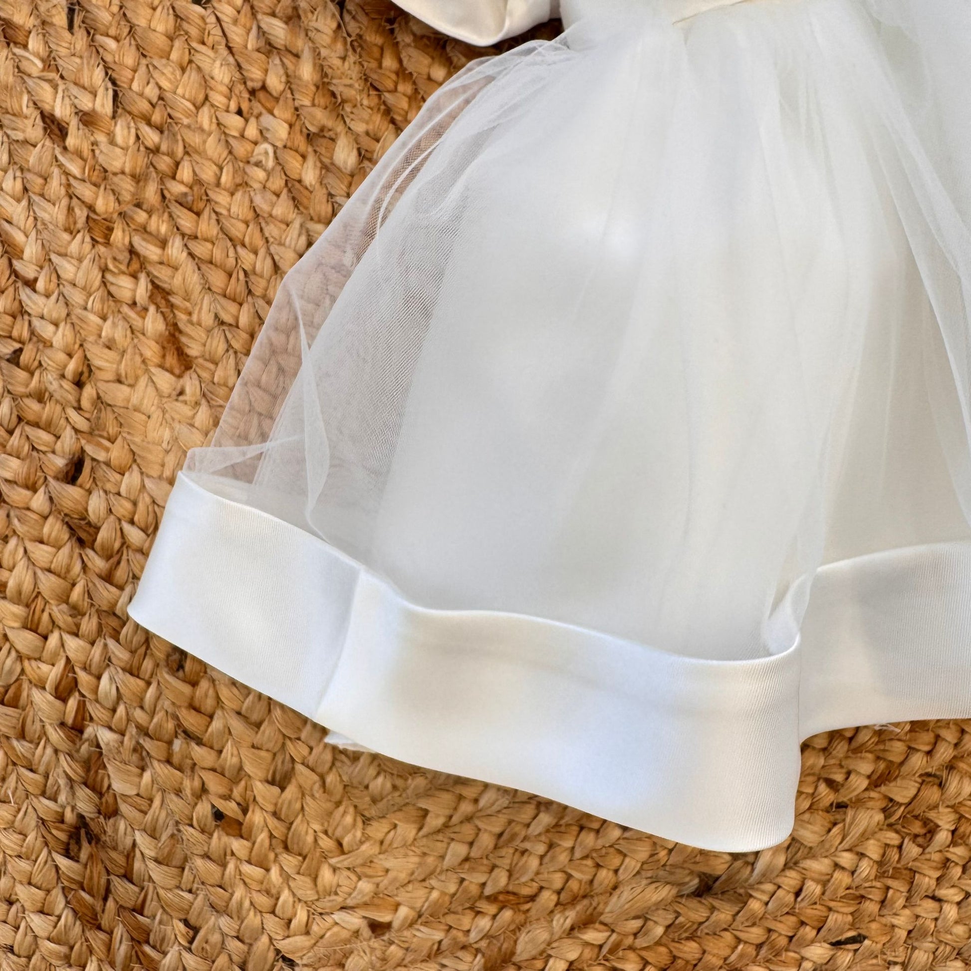 Dettaglio gonna ampia in tulle con fondo rifinito abito elegante bimba bianco