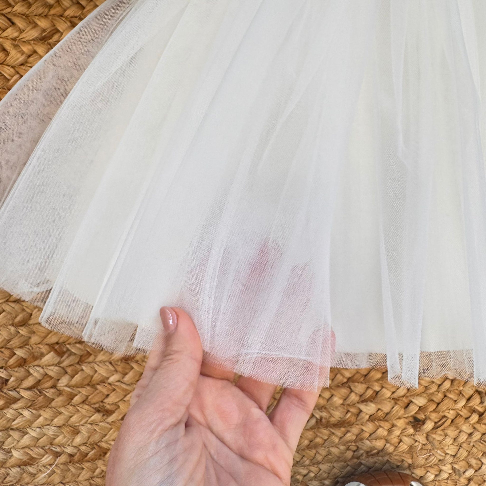 dettaglio gonna in tulle abito elegante bimba colore panna