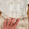 Dettaglio interno completo battesimo bimbo con camicia in cotone e pantaloncino beige