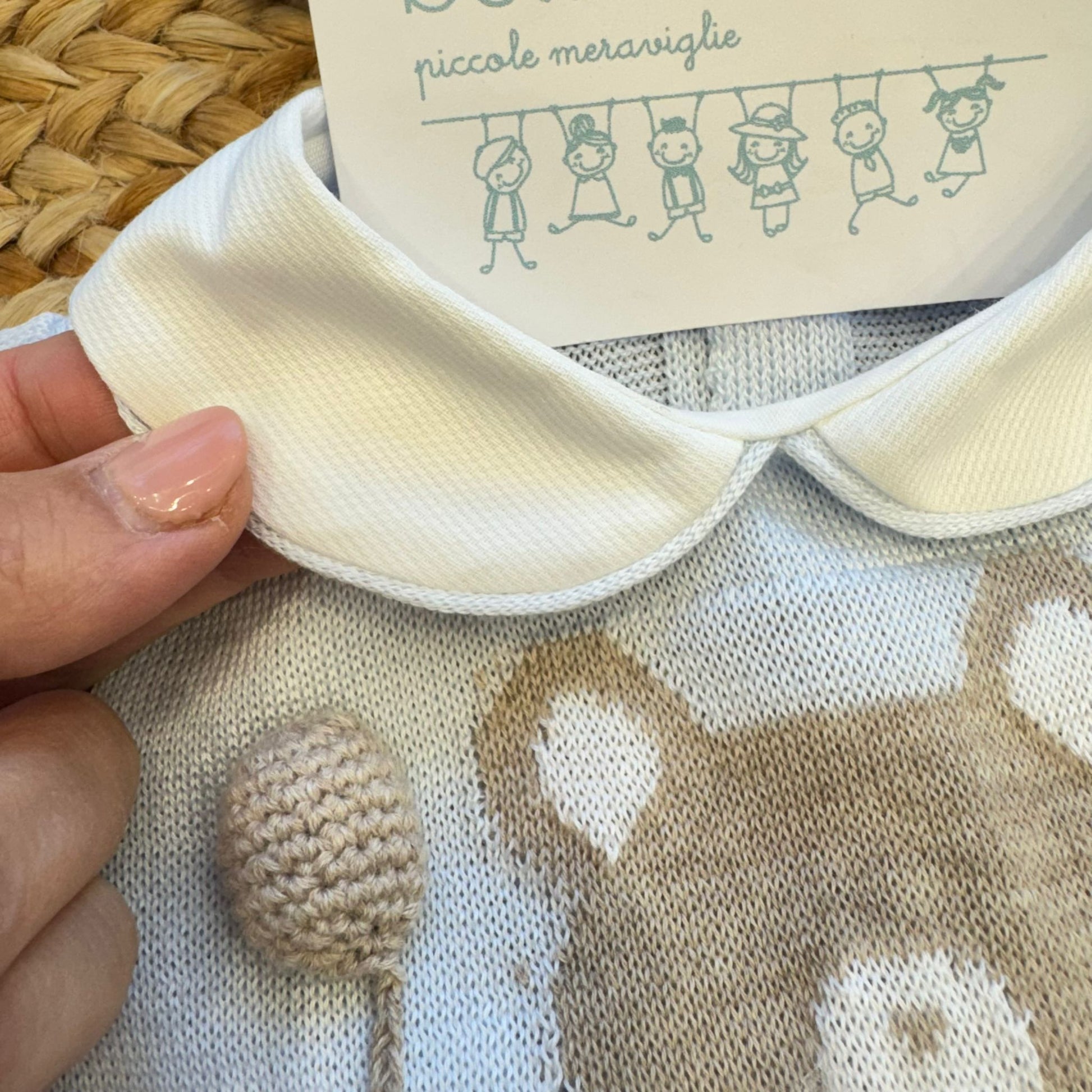 Dettaglio lavorazione a maglia della tutina