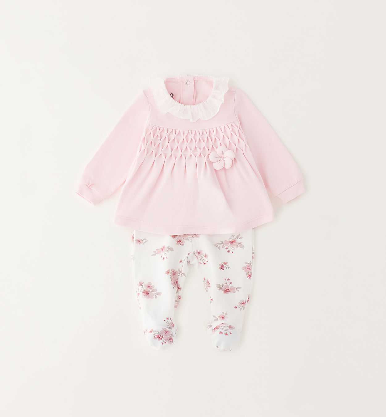 Dettaglio maglia rosa con fiore applicato e colletto arricciato bianco
