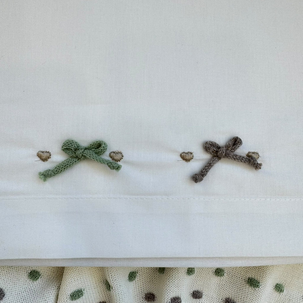 Uscita clinica neonata panna con tutina, copertina, lenzuola e accessori coordinati.
