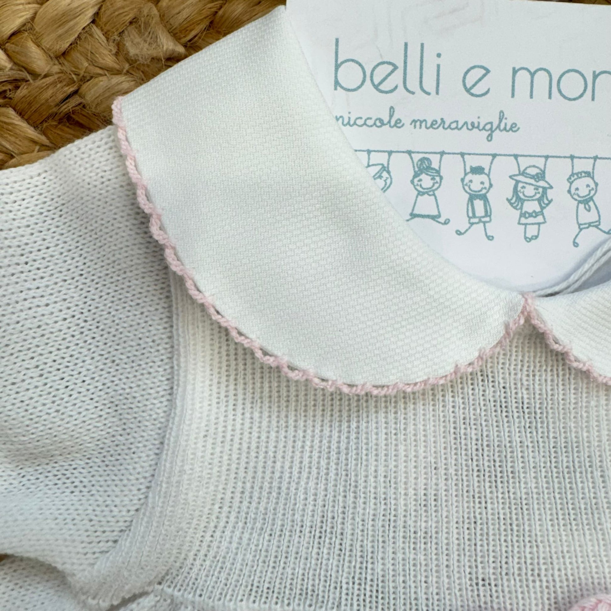 Dettaglio ricami floreali su lenzuola neonata in cotone