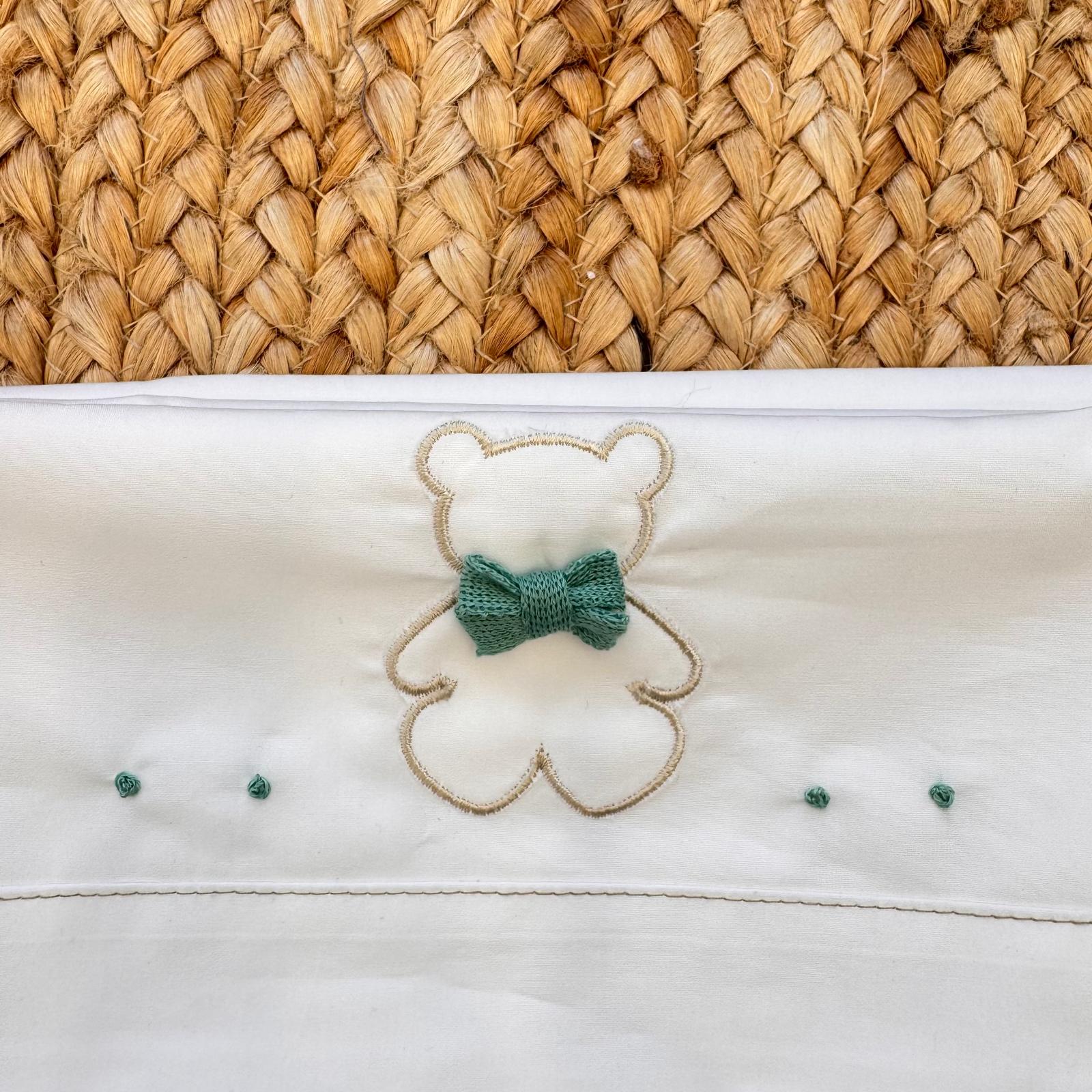 dettaglio ricamo orsetto lenzuolino culla elegante
