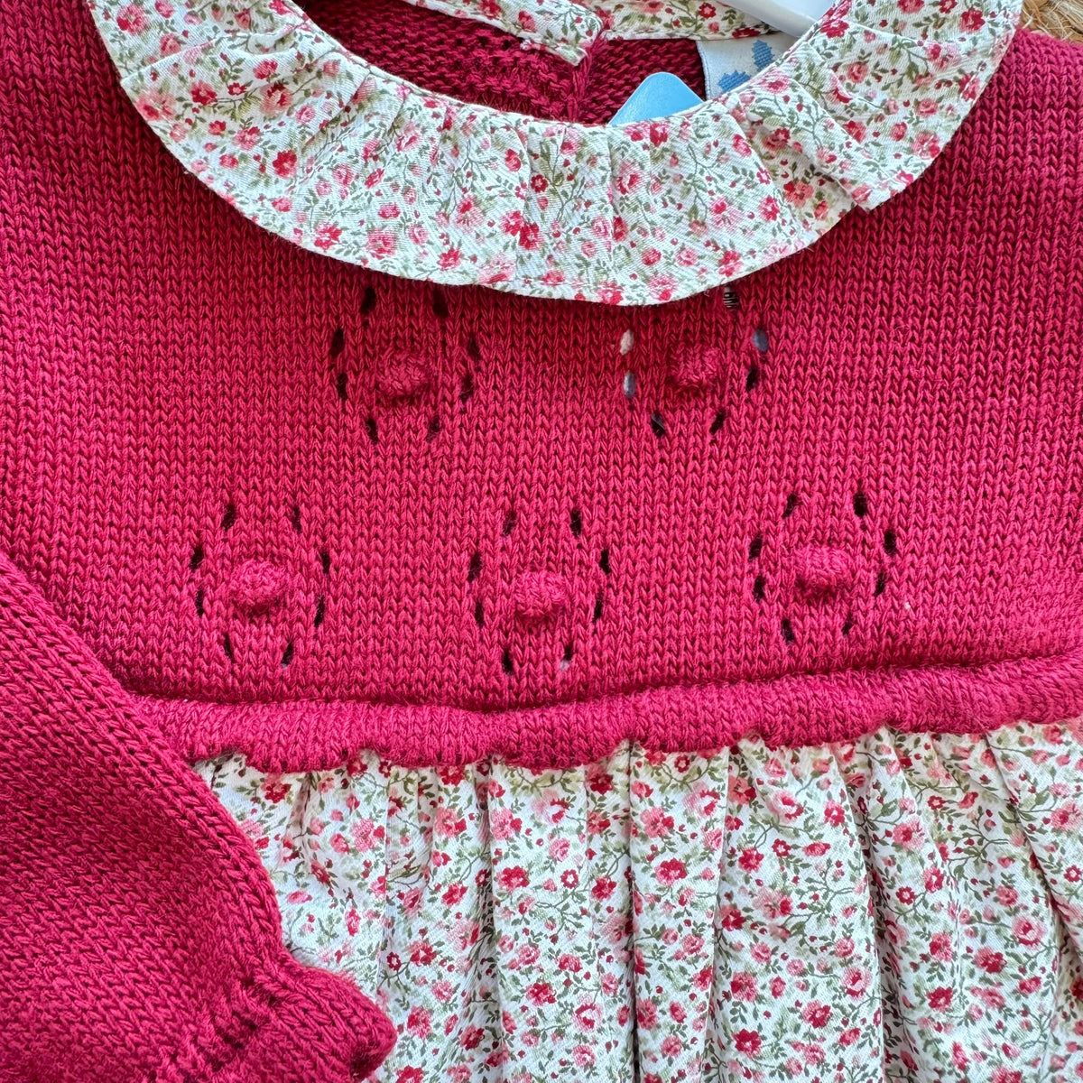 Abito bimba rosso bordeaux floreale con parte superiore in maglia e gonna fantasia