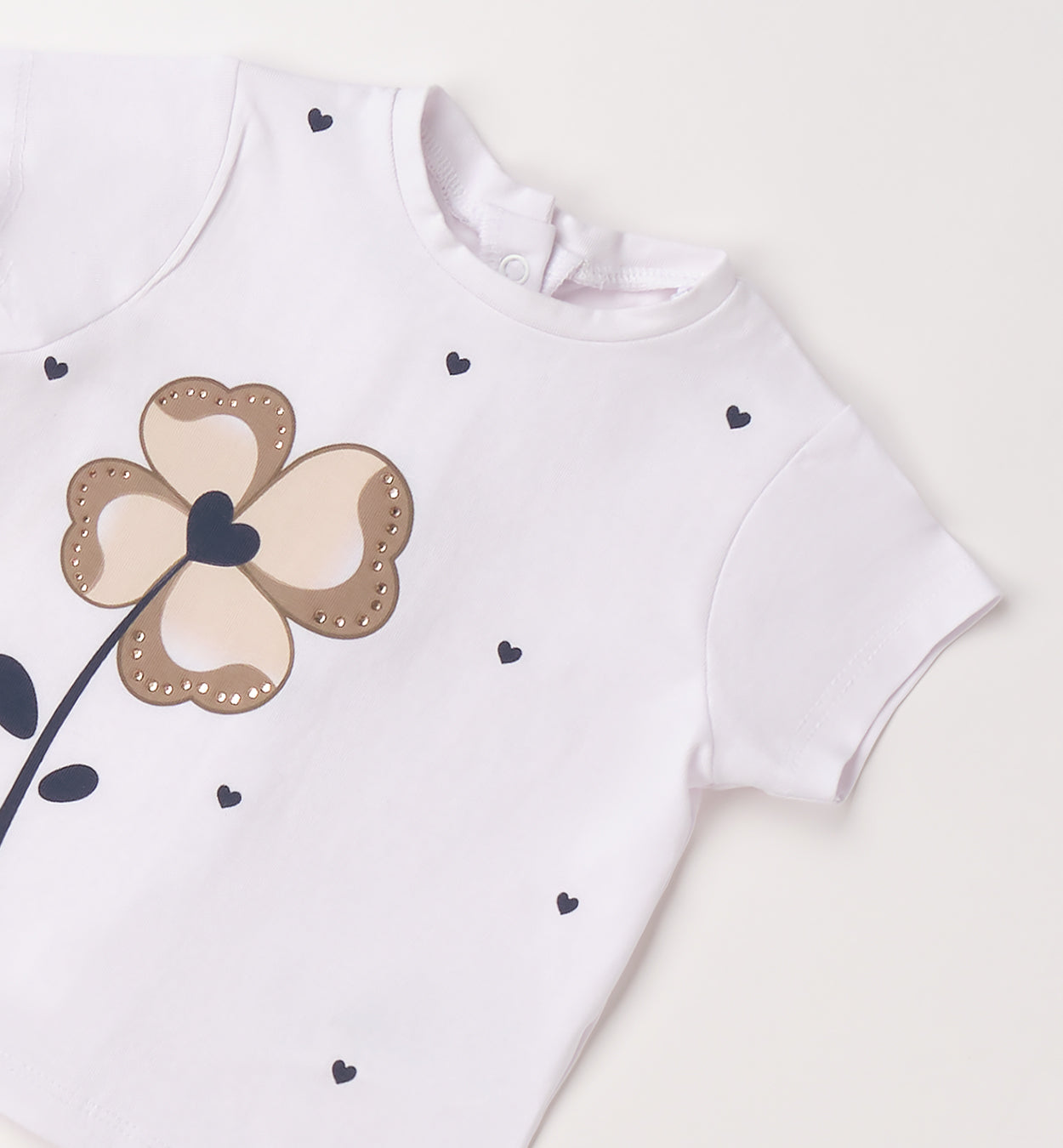 Dettaglio maglia bimba con applicazione fiore elegante