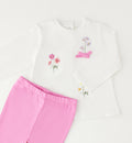 Dettaglio maglia bimba con ricami floreali e fiocco rosa