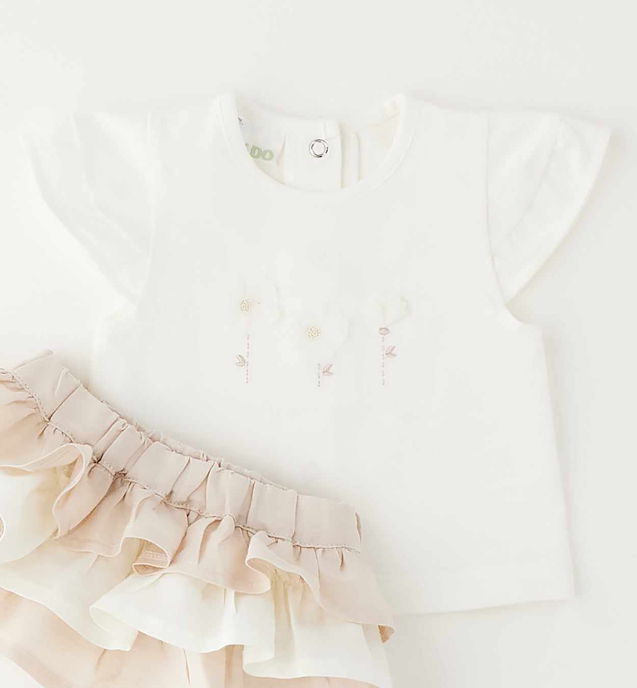 Dettaglio maglia bimba con ricamo floreale elegante