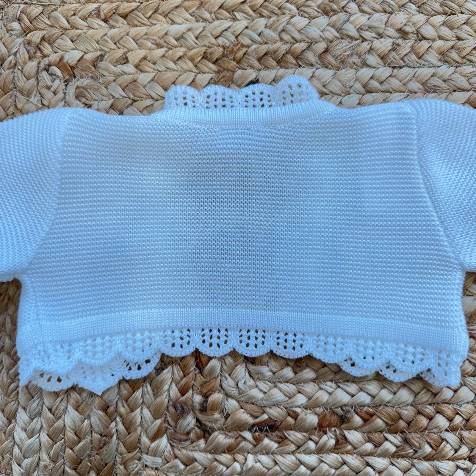 dettaglio lavorazione maglia coprispalle battesimo