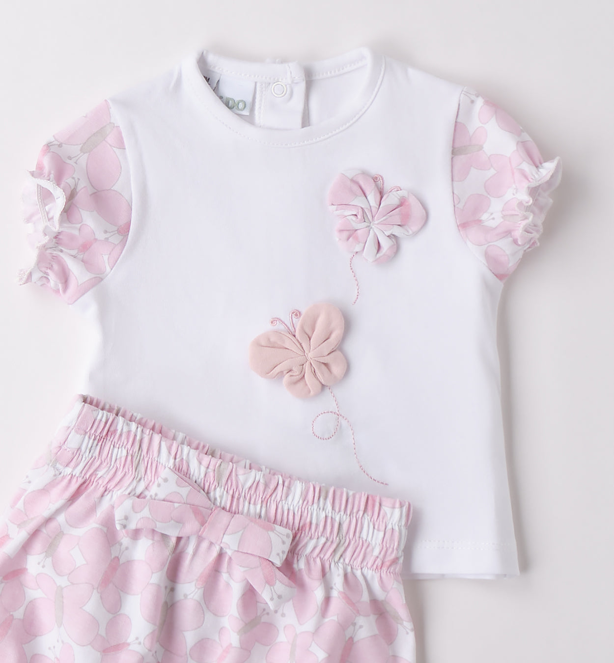 Dettaglio maglietta bianca bambina con farfalle applicate in tessuto