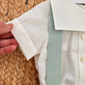Dettaglio manica corta camicia bianca con finitura pulita completo cerimonia bimbo
