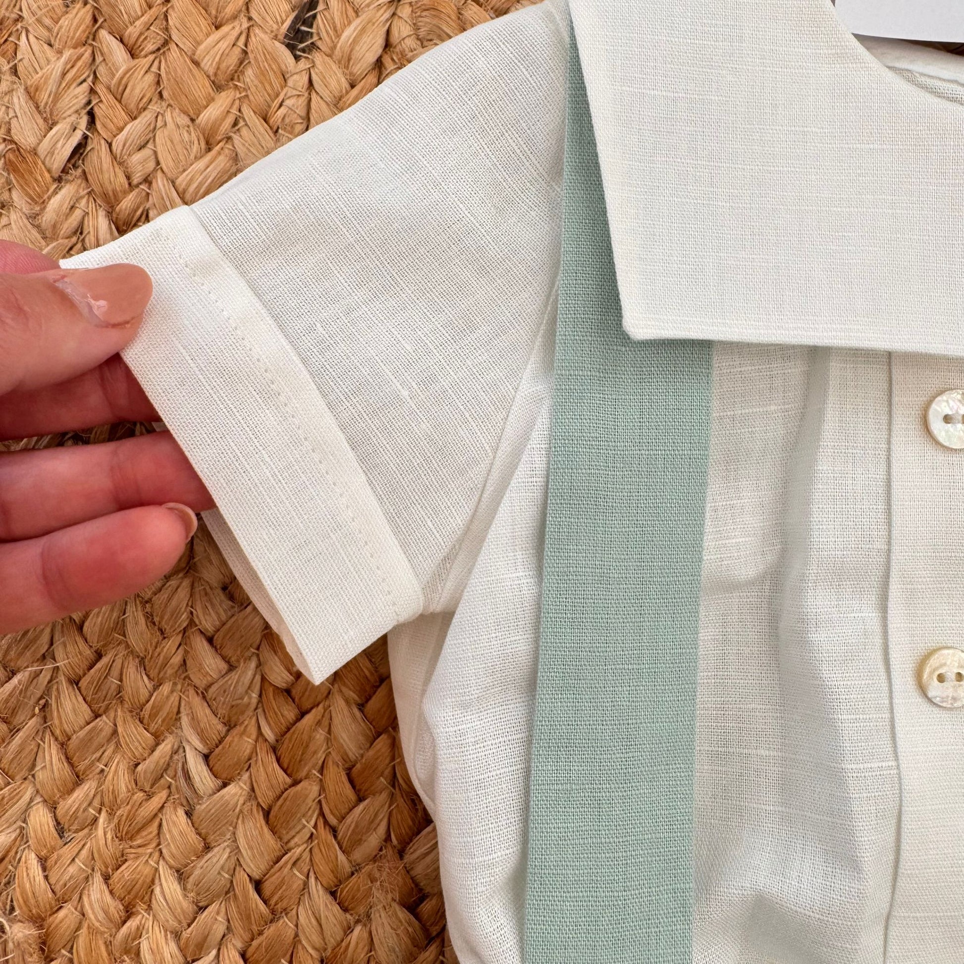 Dettaglio manica corta camicia bianca con finitura pulita completo cerimonia bimbo