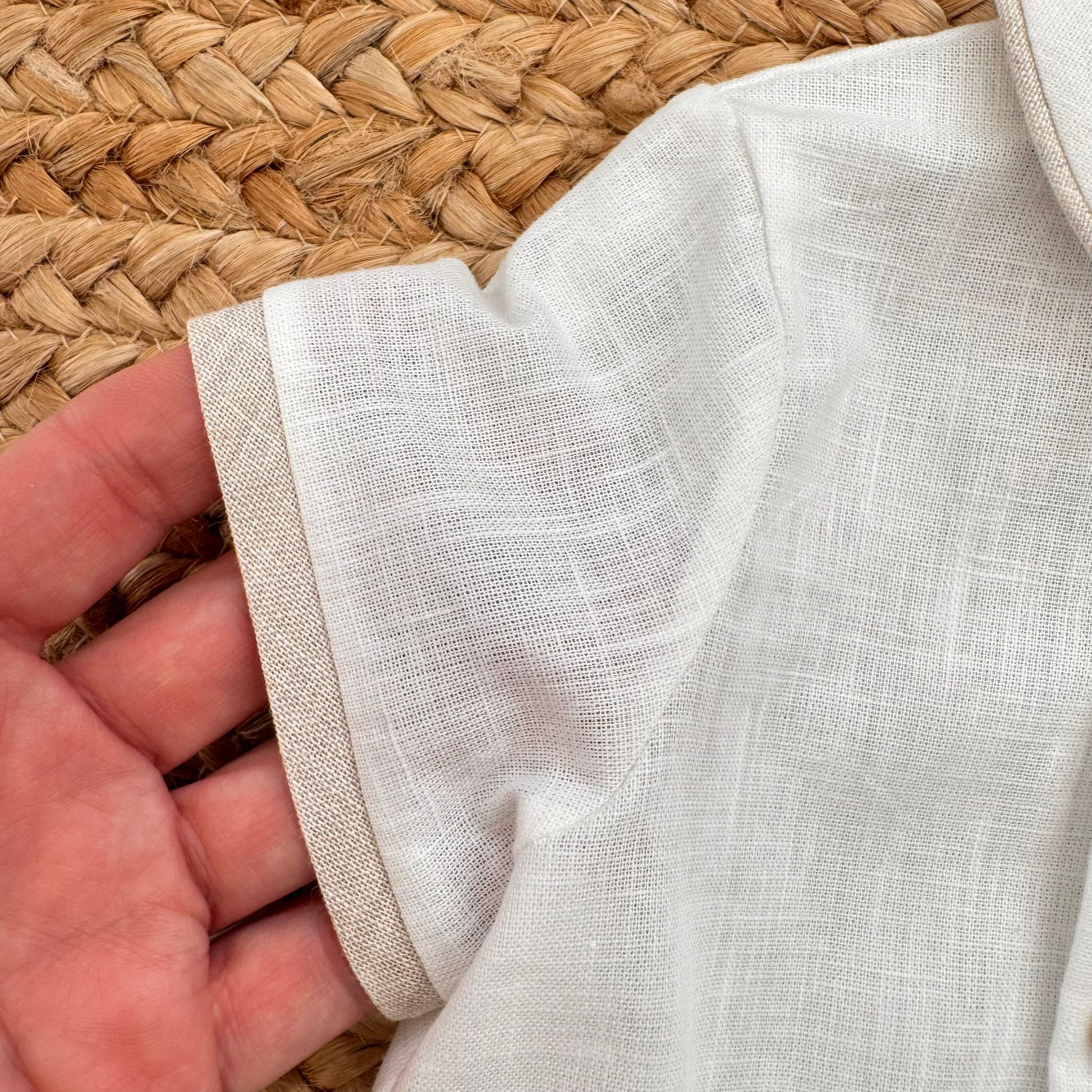 Dettaglio manica corta con bordo beige camicia battesimo bimbo