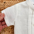 Dettaglio manica corta e tessuto camicia bianca completo battesimo bimbo