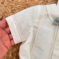 Dettaglio manica camicia bianca con finiture decorative completo elegante bimbo