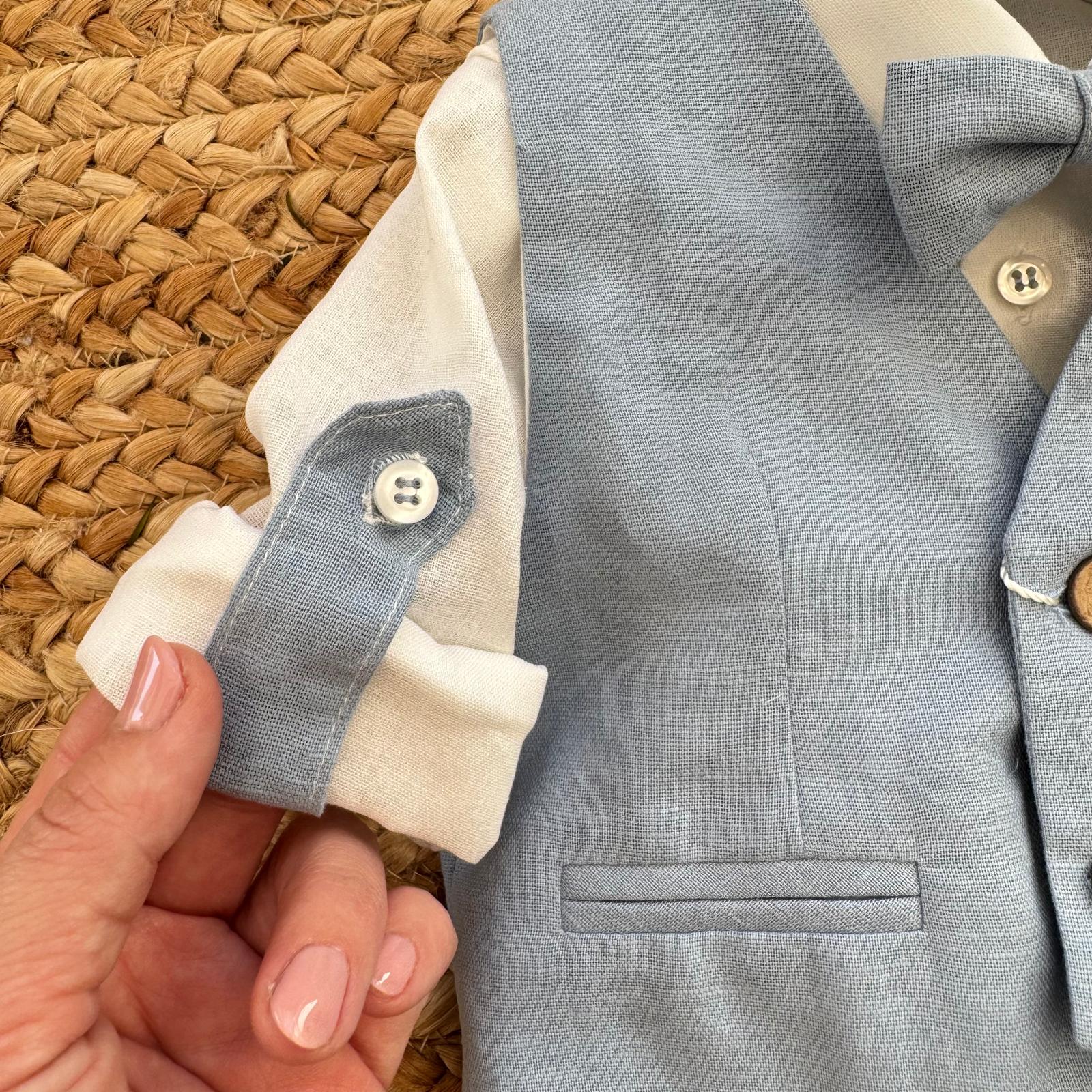 dettaglio manica camicia con linguetta e bottone