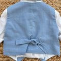 dettaglio manica camicia con linguetta e bottone
