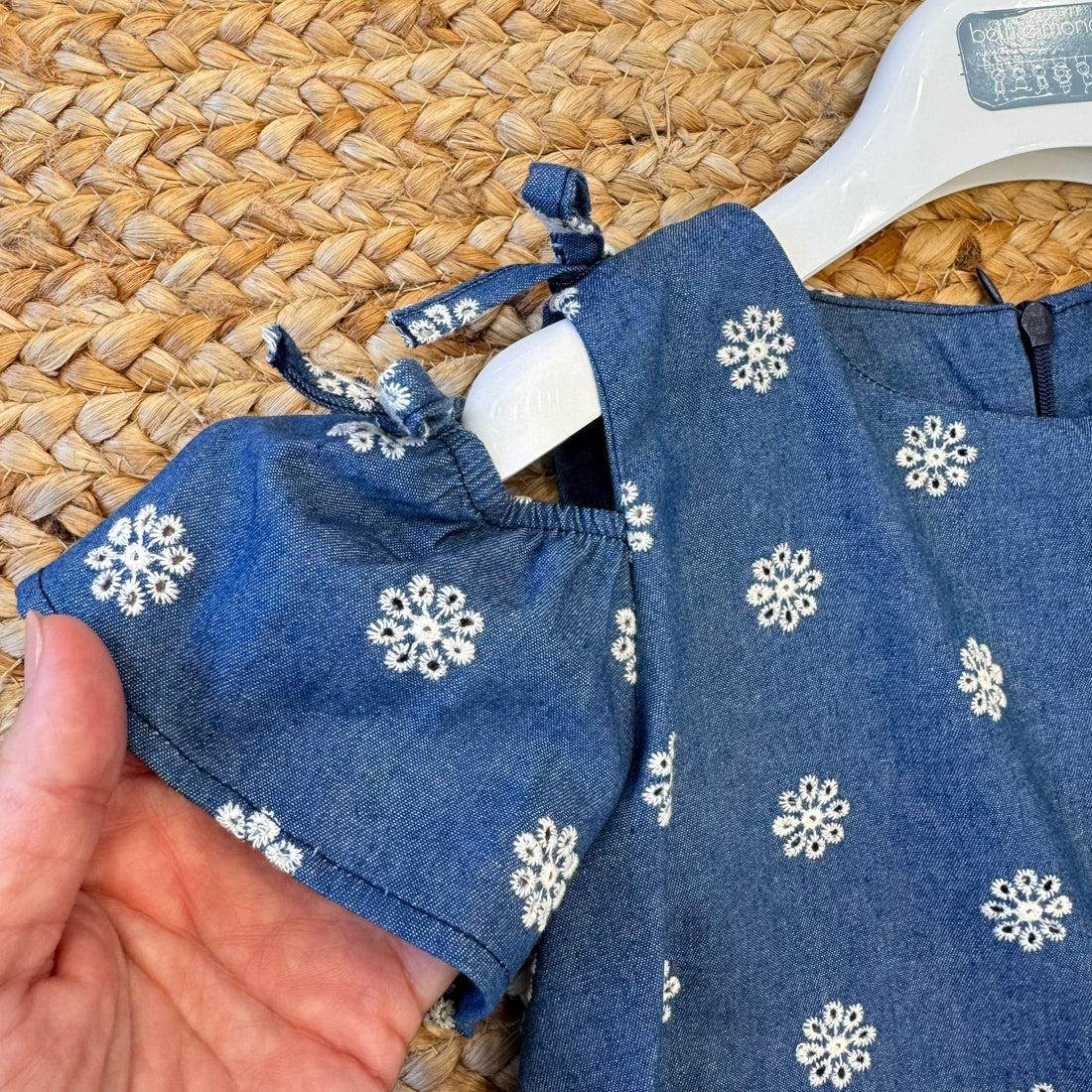  Abito chambray bambina con ricami floreali e spalle scoperte con fiocchetti

