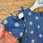 Dettaglio spalla scoperta con fiocchetto abito chambray bambina
