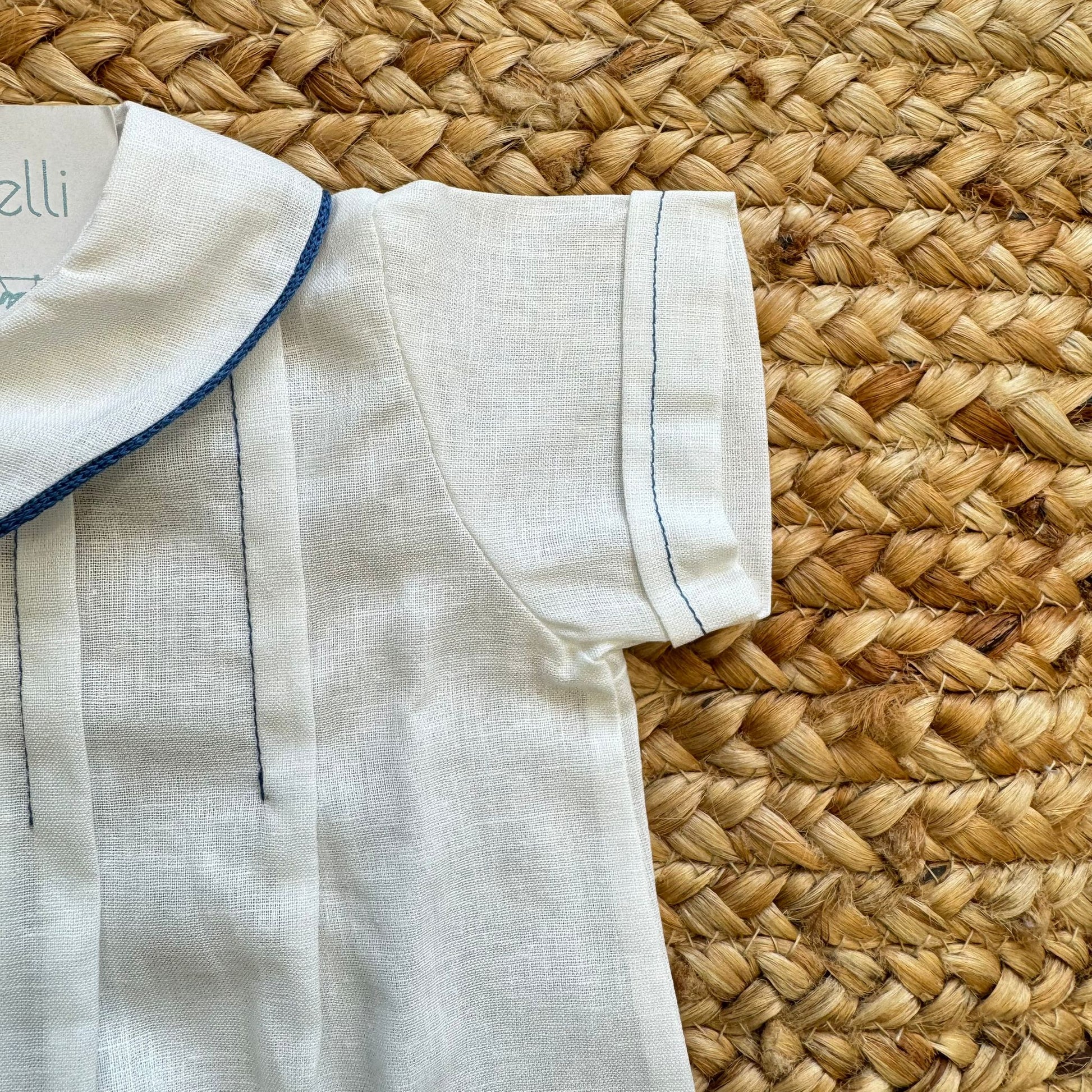 Dettaglio manica corta con impunture blu a contrasto