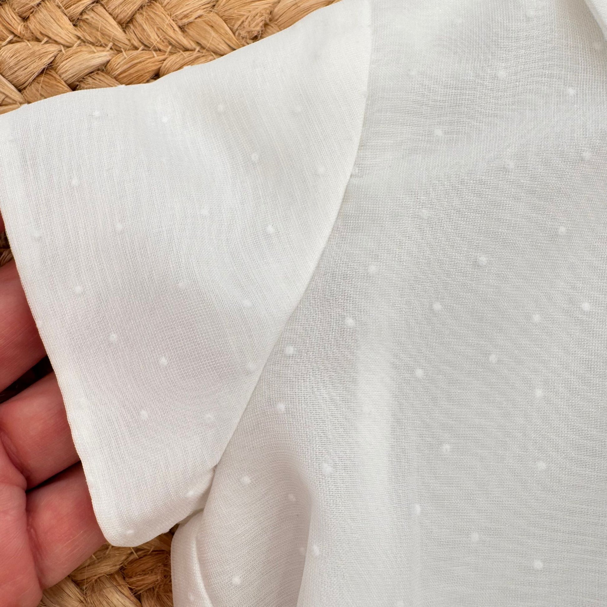 Dettaglio manica corta con piccoli pois in rilievo completo bimbo bianco