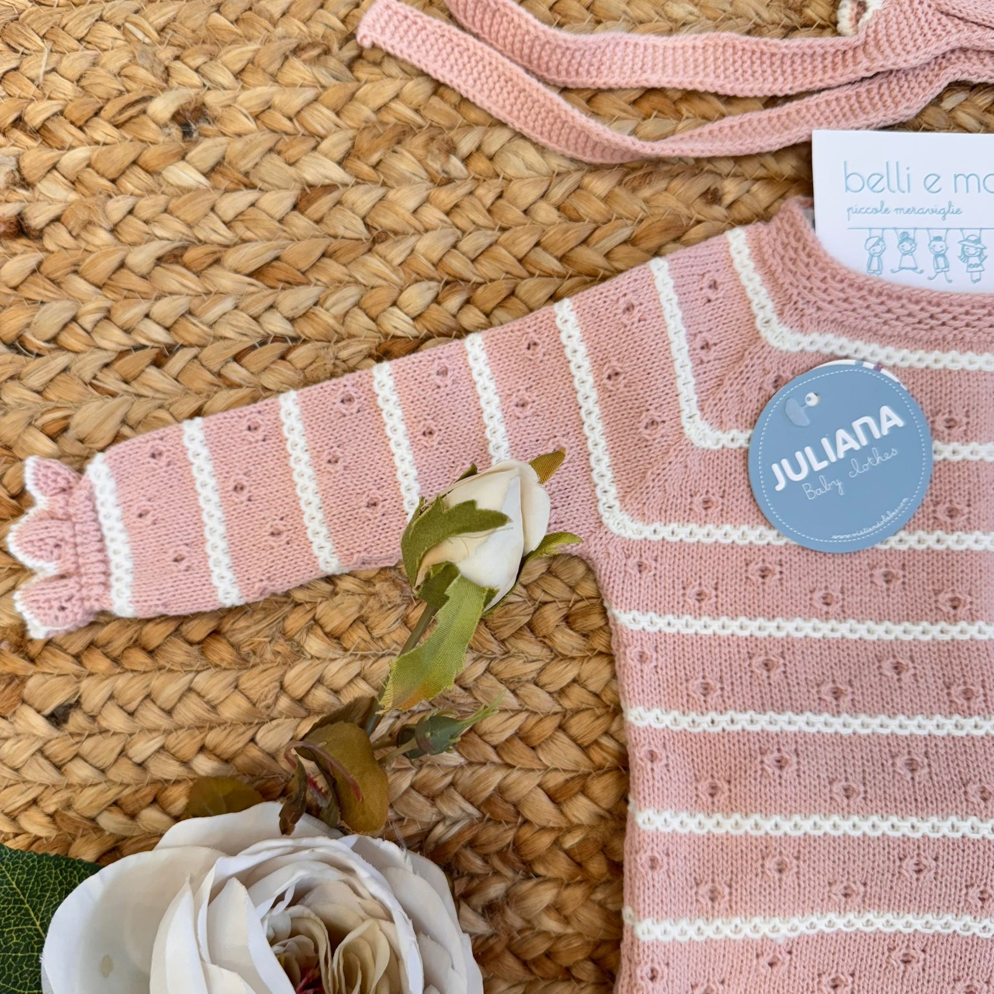 Manica in maglia rosa con righe panna e bordo smerlato