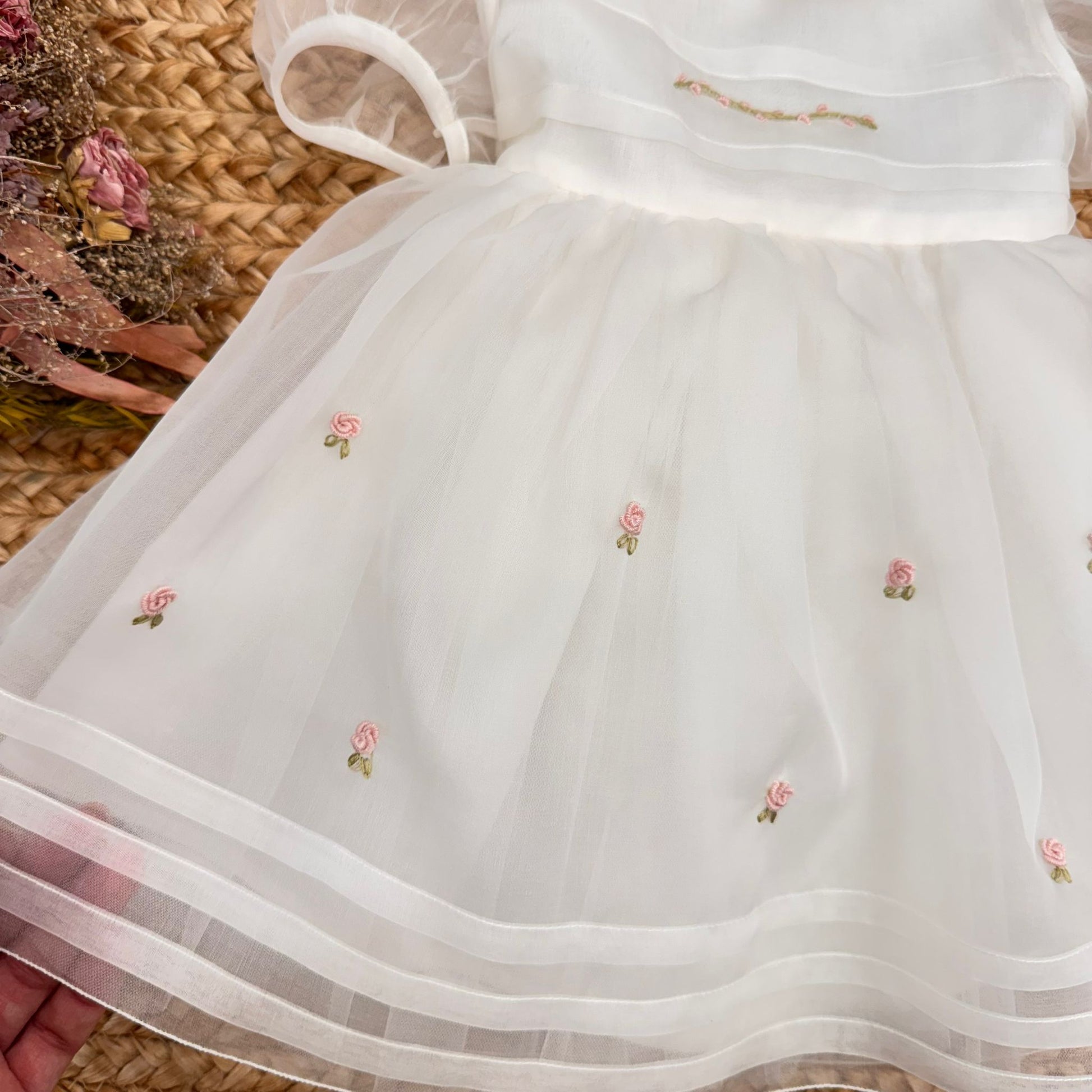 Dettaglio manica a sbuffo in organza su abito battesimo bimba