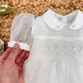 Dettaglio manica a sbuffo in organza su abito battesimo bimba elegante